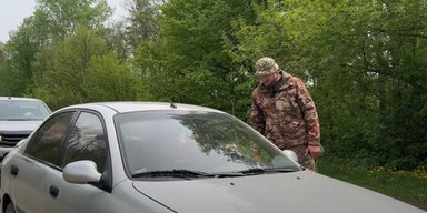 Розбили авто: у Кременчуці чоловіки напали на ТЦК із молотками (відео)