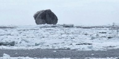 Абсолютно чорний і у формі ромба: біля берегів Канади сфотографували найдивніший айсберг у світі