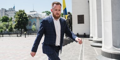 "Кабмін собі щось придумав": нардеп Камельчук був в Європі попри заборону на виїзд, — ЗМІ (відео)