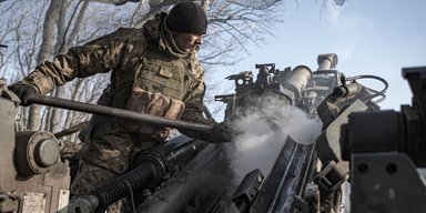 Не більш ніж 2000 штук за день: чому ЗСУ економлять снаряди і як допомагають дрони, — Дикий (відео)