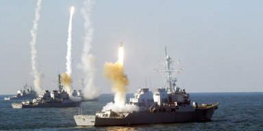 США сбили 12 дронов и пять ракет, запущенных хуситами в Красном море, — Минобороны