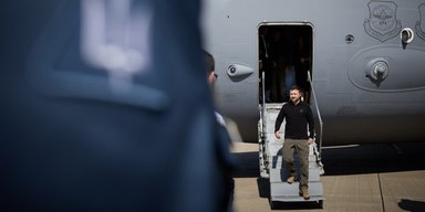 "Терять время не стоит": Зеленский лично обратится к Харрис и Байдену из-за Трампа, — CNN