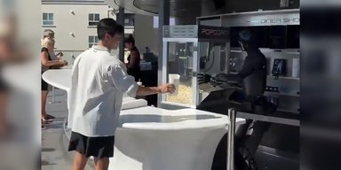 Чоловік захотів обманути робота-продавця, але далі сталося неочікуване (відео)