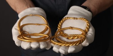 Третій за величиною: у Данії знайшли скарб золотих браслетів епохи вікінгів (фото)
