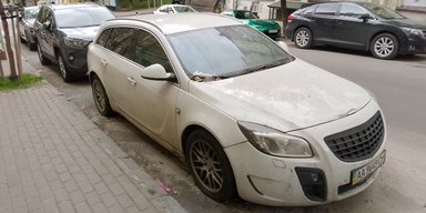 В центре Киева прямо на улице бросили редкий семейный спорткар из Германии (фото)