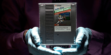 Жінка купила незвичну гру за копійки, та реальна вартість була в сотні разів більша (відео)