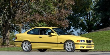 Капсула часу з 90-х: знайдено культовий 30-річний спорткар BMW в ідеальному стані (фото)