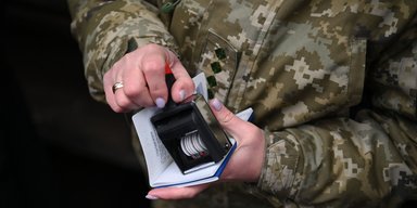 У МЗС роз'яснили рішення Кабміну про паспорти чоловікам за кордоном: консульств не стосується