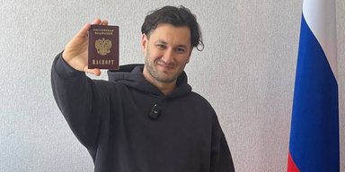 На фоні портрету Путіна: український продюсер Юрій Бардаш отримав паспорт РФ (фото)
