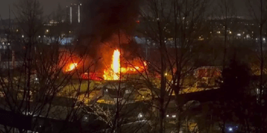 В Москві спалахнула масштабна пожежа на складі, повідомляють про вибухи (відео)