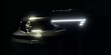 Маленький снаряд: найшвидший кросовер Opel показали до презентації (відео)