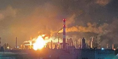 "Горить факел": дрони уразили нафтопереробний завод у Новокуйбишевську (відео)