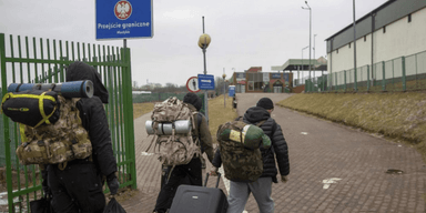 Лише за однієї умови: чи може знятий з обліку чоловік виїхати за кордон