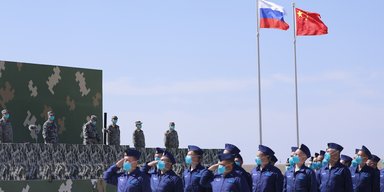 Китай на границе с РФ создал дилерский центр и наживается на войне в Украине, — СМИ (фото)