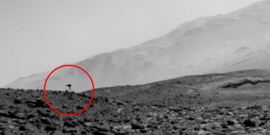Неужели инопланетяне: на фотографии NASA с Марса обнаружили фигуру на двух "ногах" (фото)