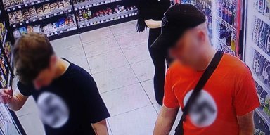 Чоловік вийшов у центр Києва з прапором зі свастикою: поліція затримала іноземців (фото)