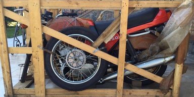 Зірка 80-х: в Україні виявили вінтажний мотоцикл Jawa в заводській упаковці (фото)
