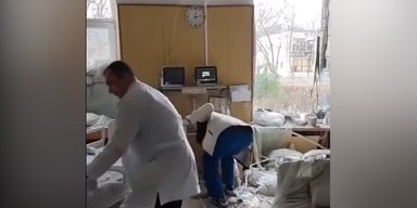 Пробили стену отделения: в Херсоне две медсестры ранены после атаки ВС РФ (видео)