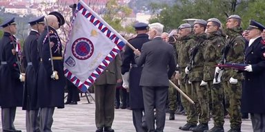 Неловкая ситуация: президент Чехии ударил военного флагом по голове и сбил фуражку (видео)