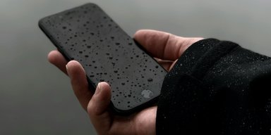 Рис не поможет: эксперты объяснили, как спасти смартфон после падения в воду и не только