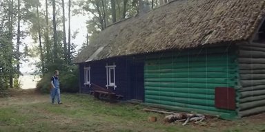 Мужчина превратил заброшенную хижину в уютный дом с секретным подземным бункером (фото)