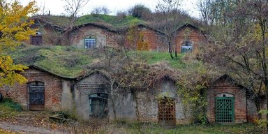 Не просто исторические реликвии: жители румынского села до сих пор используют древние подвалы