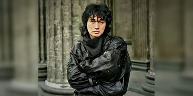 Как живет и чем занимается единственный сын Виктора Цоя, который унаследовал талант отца (фото)