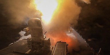 Залпы ракет RIM-66M: эсминец USS Carney перехватил летевшие на Израиль дроны (фото)
