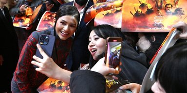 Зендая появилась на премьере "Дюны" в футуристическом винтажном наряде