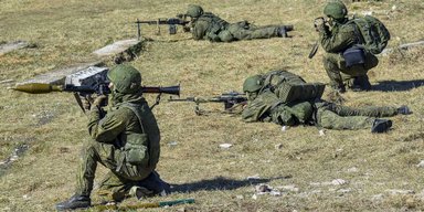 Продолжали штурм: солдаты ВС РФ прорывались через противотанковый ров с лестницей (видео)