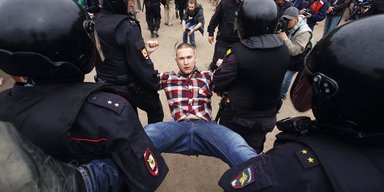 Тьфу на тебя, Путин. Как в России боролись за самоуважение