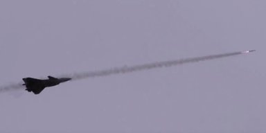 Китай впервые продемонстрировал пуск ракеты с истребителя-невидимки J-20 (видео)