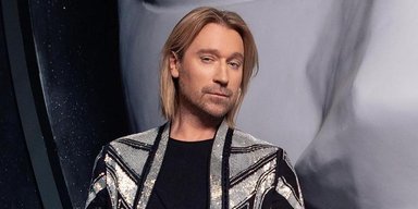 Олег Винник загавкав просто посеред вулиці (відео)