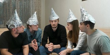 Одягніть шапочку з фольги і влаштовуйтеся зручніше: 8 найпопулярніших теорій змови (фото)