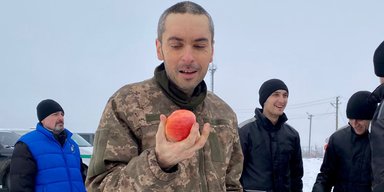 Как украинцев освобождают из плена. История Максима Колесникова — военного с яблоком