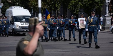 Отвел самолет от города: в Киеве простились с погибшим пилотом F-16 Максимом Устименко (видео)