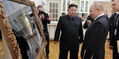В обмен на лимузин и меч: Ким Чен Ын подарил Владимиру Путину гранитный портрет и пару собак