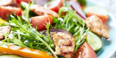 Идеально для легкого ужина. Рецепт вкуснейшего летнего салата с куриной грудкой