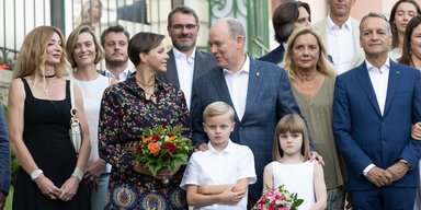 Княгиня Шарлен вышла в свет вместе со своими детьми