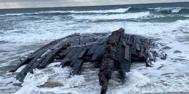 Загадковий "привид у піску": затонулий корабель 1700-х років вимило на берег (фото)