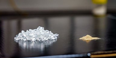 Знає, коли варто піти. Створено новий пластик, що зникає, коли він більше не потрібен (фото)