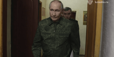 "Сигнал рішучості": Пєсков пояснив, чому Путін провів нараду на Курщині в камуфляжі (відео)