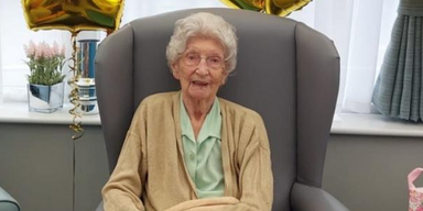Женщина во время празднования своего 104-летия призналась, что пьет алкоголь каждый день