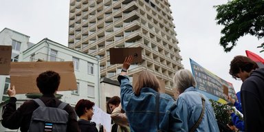Під Верховною Радою зібрався мітинг: кияни зустріли криками нардепку Безуглу (фото, відео)