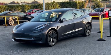 Американець купив новий електромобіль Tesla всього за $13 620: як йому це вдалося
