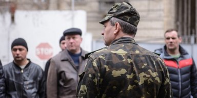 "Только лично": юрист объяснил, почему вручать повестки через родственников незаконно