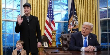 "Він може втратити більше": Трамп розгляне депортацію Маска зі США (відео)
