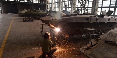 Украина перейдет на военные рельсы? Почему работников заводов ОПК не будут посылать на фронт