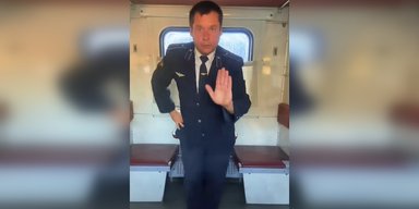 Провідник "Укрзалізниці" станцював під нову пісню Jerry Heil у вагоні поїзда (відео)