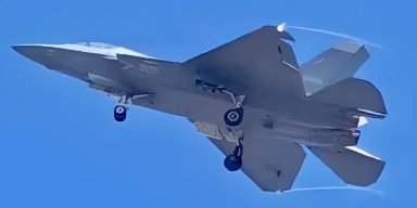В Китае засветился новый прототип истребителя J-35 (фото)